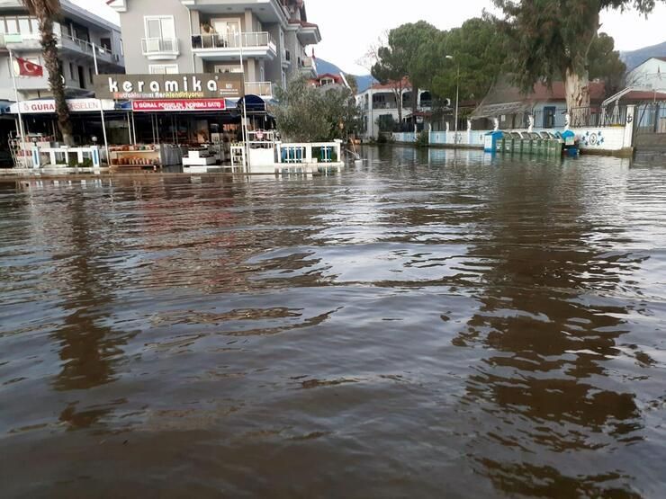 Köyceğiz Gölü taştı, restoranlar su altında kaldı 5