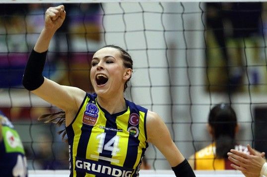 Eda Erdem, Mesut Özil'i geçti 1