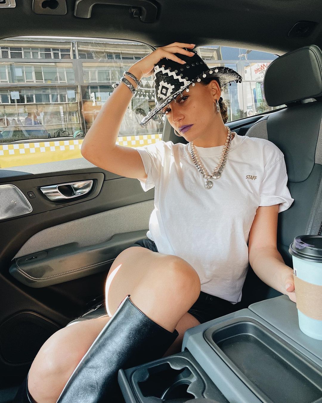 Serenay Sarıkaya evinin önünde taciz edildi 2