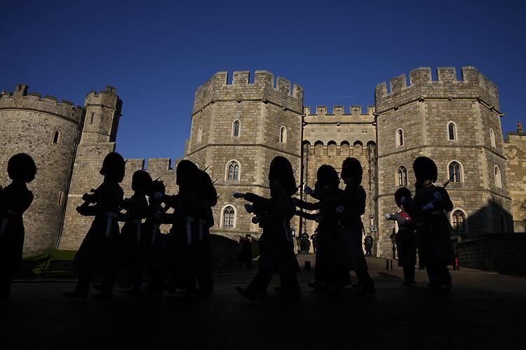Sapkın tatil manşette! Prensin fotoğrafları depreme yol açtı 17