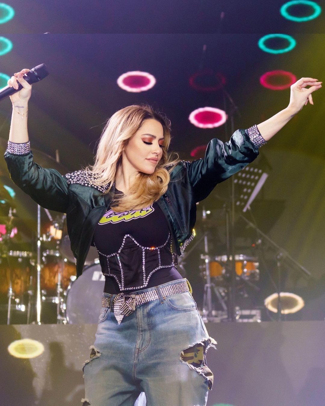 Hadise, sahne kıyafetiyle yine gündem oldu 7