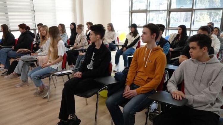 Ukraynalı çocukların çizdiği resimlerde mezar, kan, silah var 4