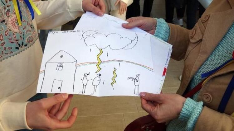 Ukraynalı çocukların çizdiği resimlerde mezar, kan, silah var 10