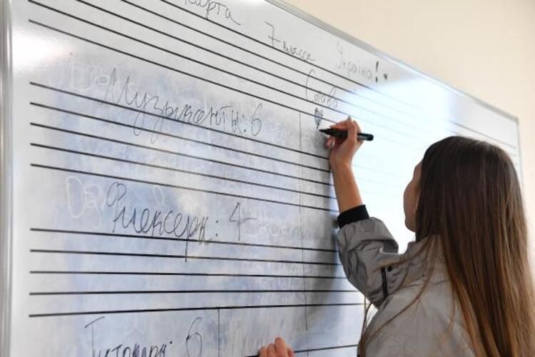 Ukraynalı çocukların çizdiği resimlerde mezar, kan, silah var 2