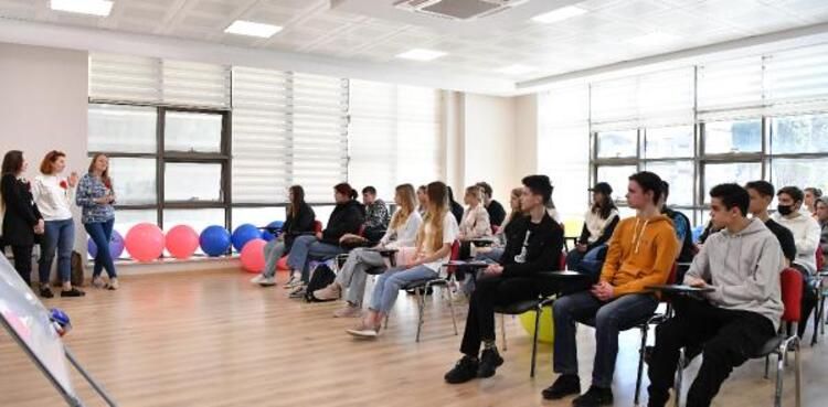 Ukraynalı çocukların çizdiği resimlerde mezar, kan, silah var 8