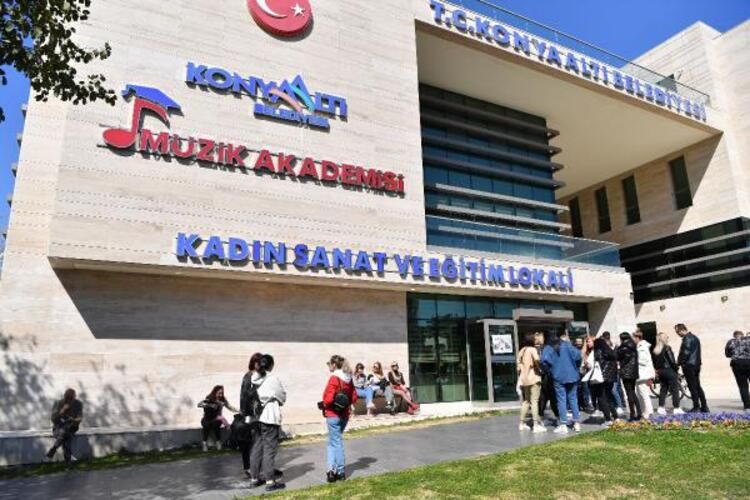 Ukraynalı çocukların çizdiği resimlerde mezar, kan, silah var 11