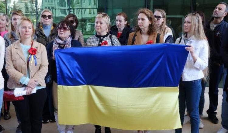 Ukraynalı çocukların çizdiği resimlerde mezar, kan, silah var 9