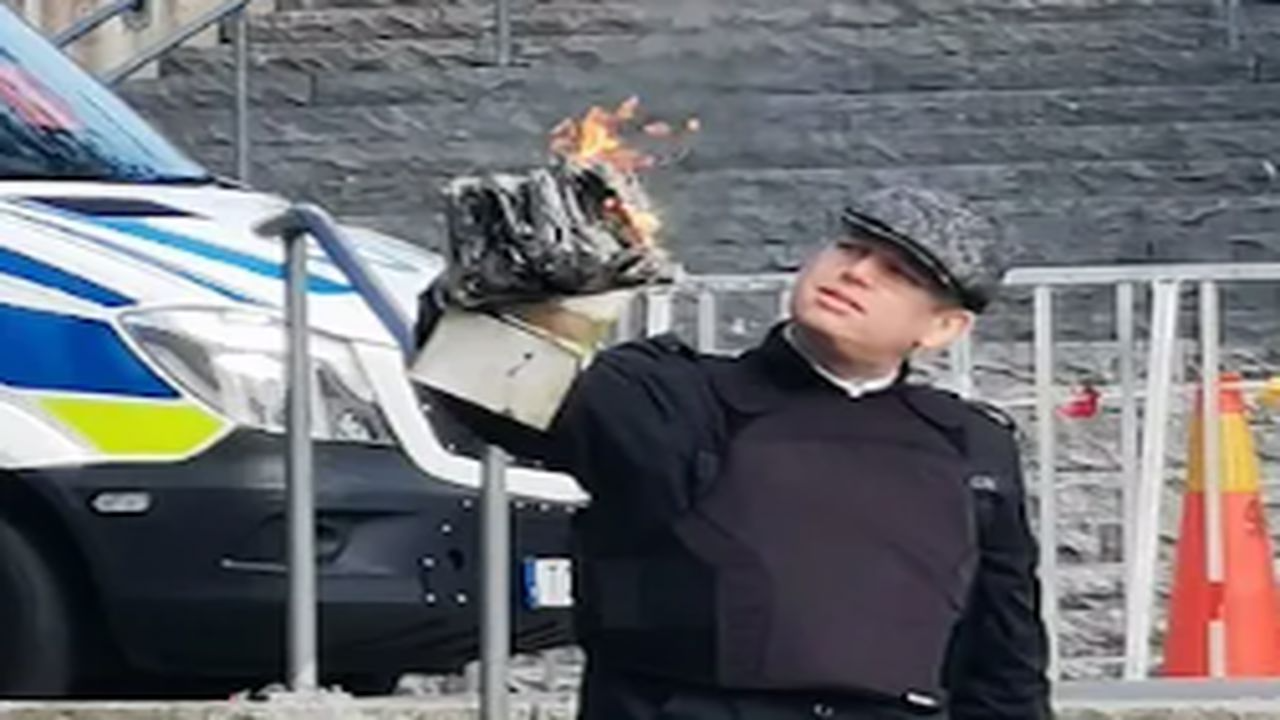 Danimarkalı ırkçı siyasetçi Paludan İsveç'te polis korumasında Kur'an-ı Kerim yaktı