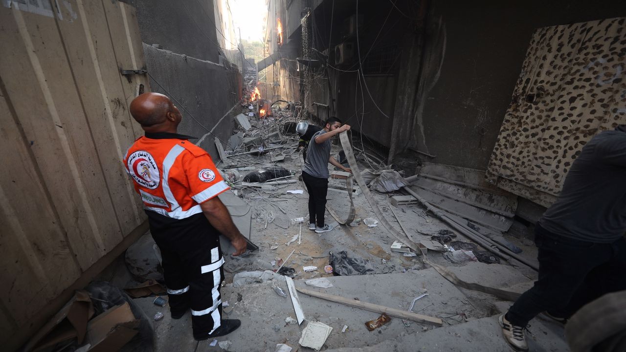 İsrail, abluka altındaki Gazze Şeridi'ni vurduğunu açıkladı