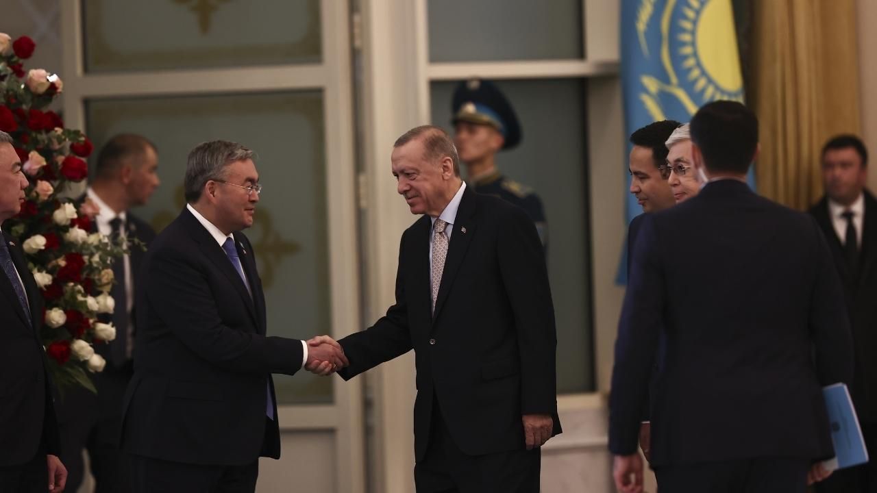 Cumhurbaşkanı Erdoğan, Kazakistan'da Cumhurbaşkanı Tokayev tarafından resmi törenle karşılandı! 4