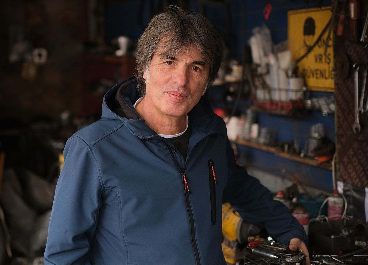 Atık metal ve ahşabı  esprili objelere dönüştürüyor 1