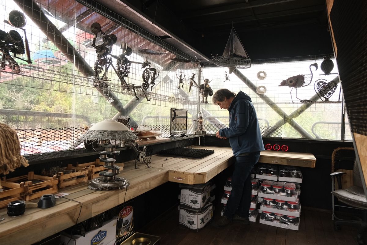 Atık metal ve ahşabı  esprili objelere dönüştürüyor 2