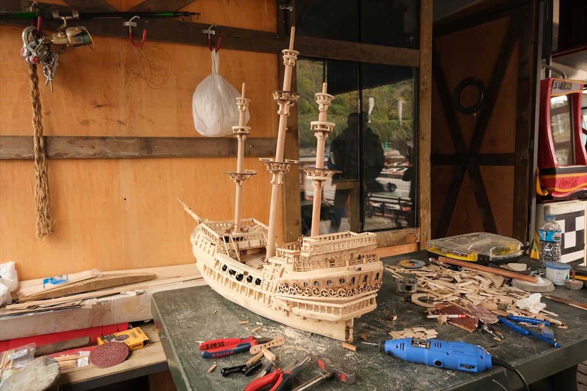 Atık metal ve ahşabı  esprili objelere dönüştürüyor 3