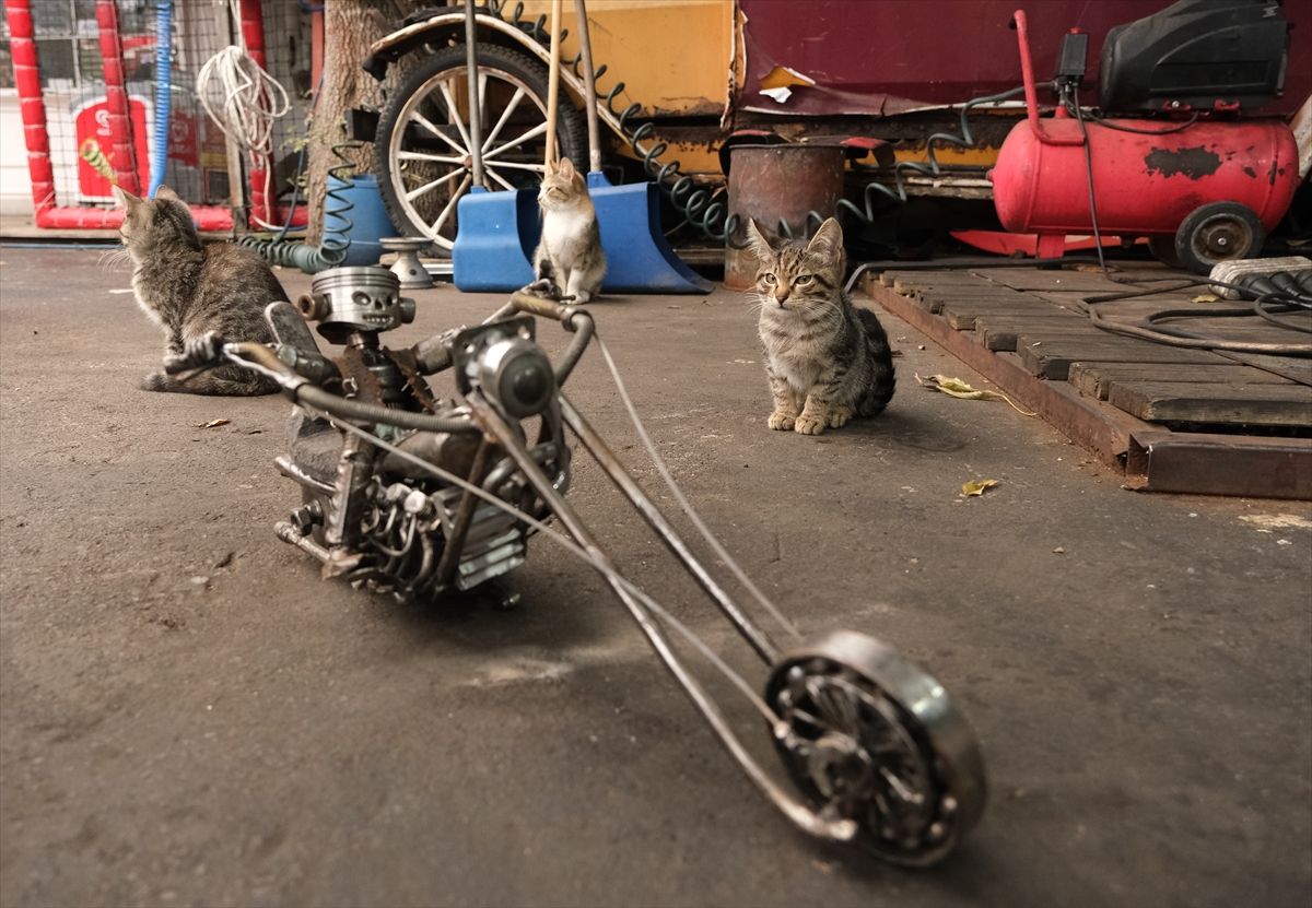 Atık metal ve ahşabı  esprili objelere dönüştürüyor 4