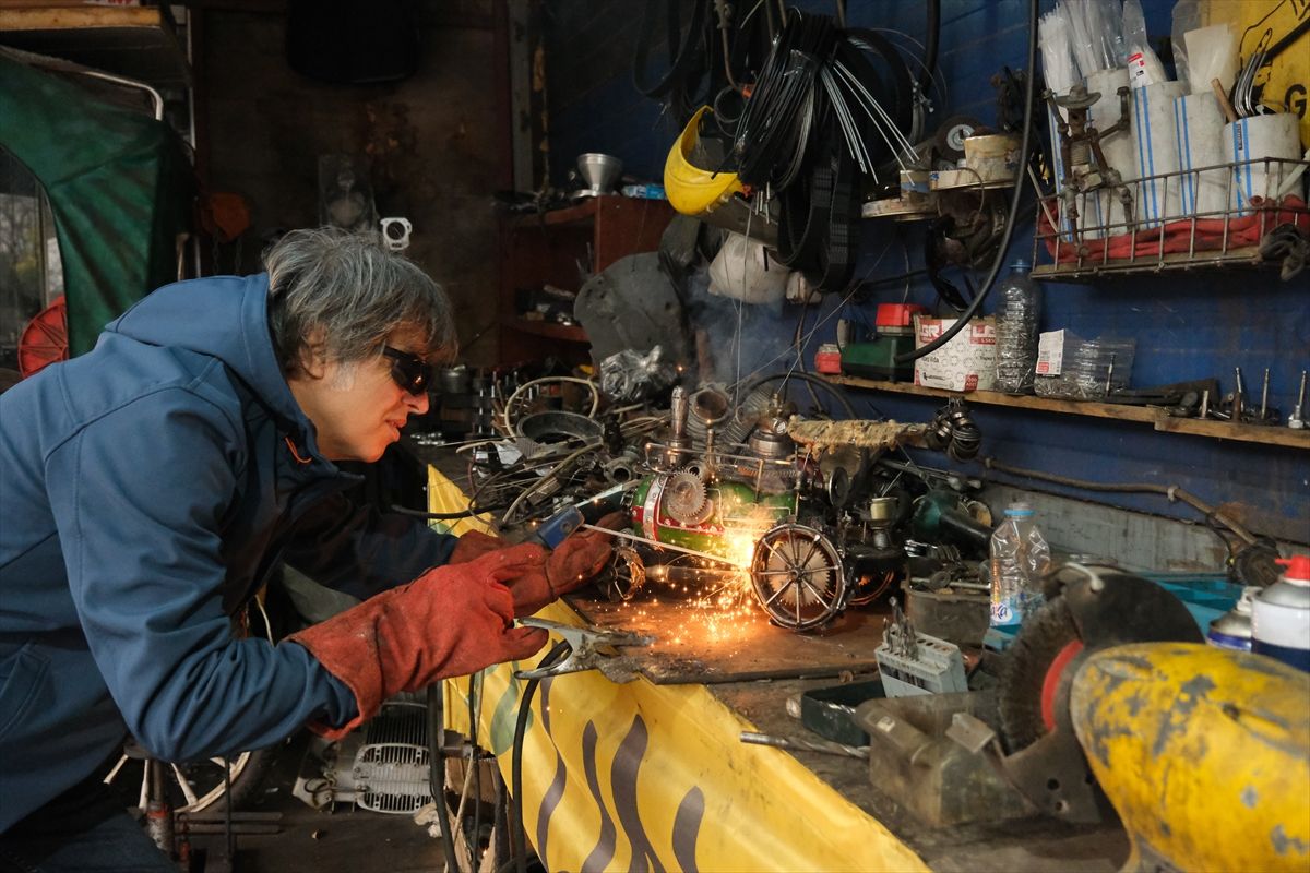 Atık metal ve ahşabı  esprili objelere dönüştürüyor 5