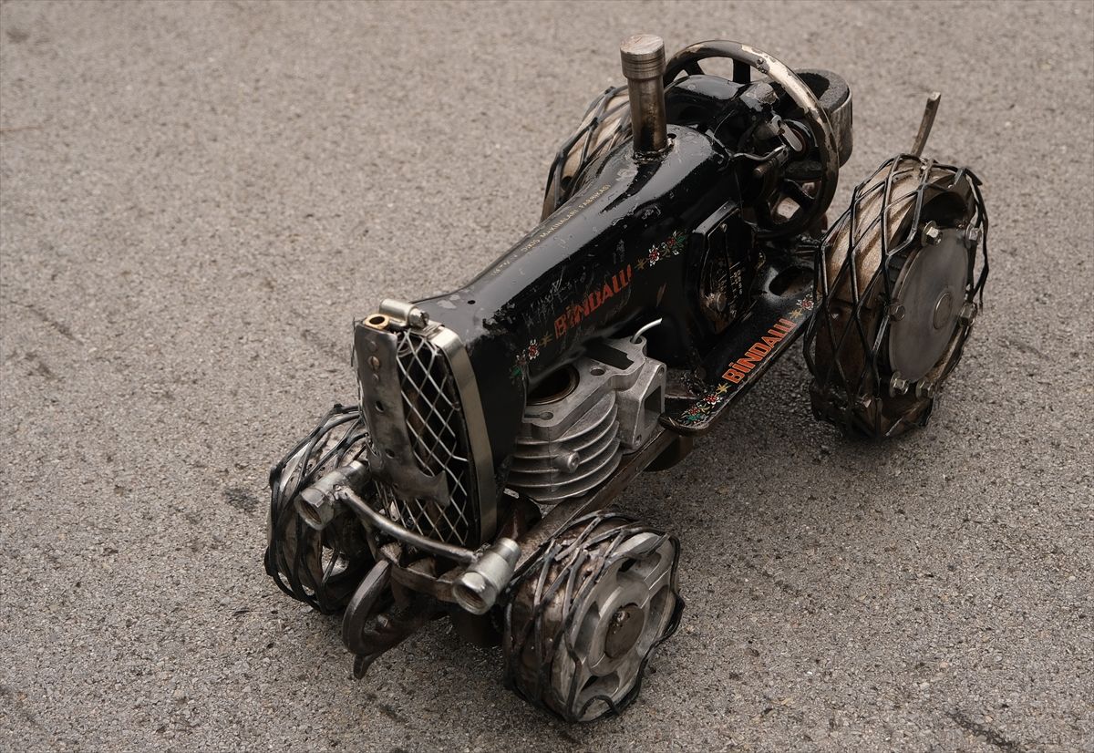 Atık metal ve ahşabı  esprili objelere dönüştürüyor 6