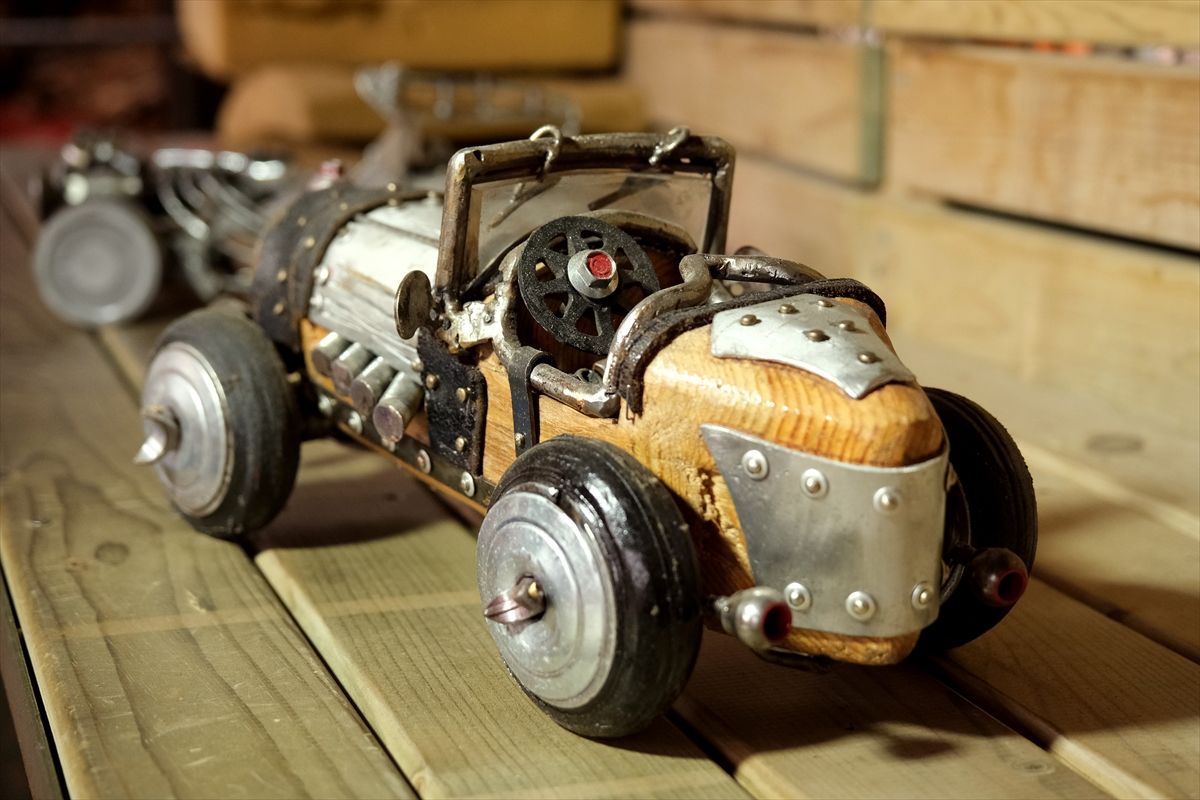 Atık metal ve ahşabı  esprili objelere dönüştürüyor 7