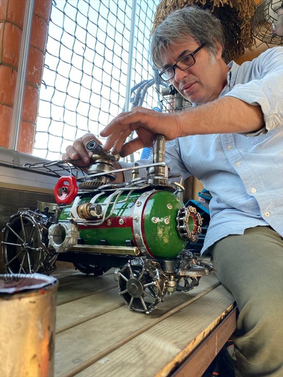 Atık metal ve ahşabı  esprili objelere dönüştürüyor 10