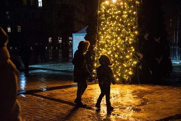 Savaşın gölgesindeki Ukrayna'nın başkenti Kiev'de yılbaşı hazırlıkları başladı 4