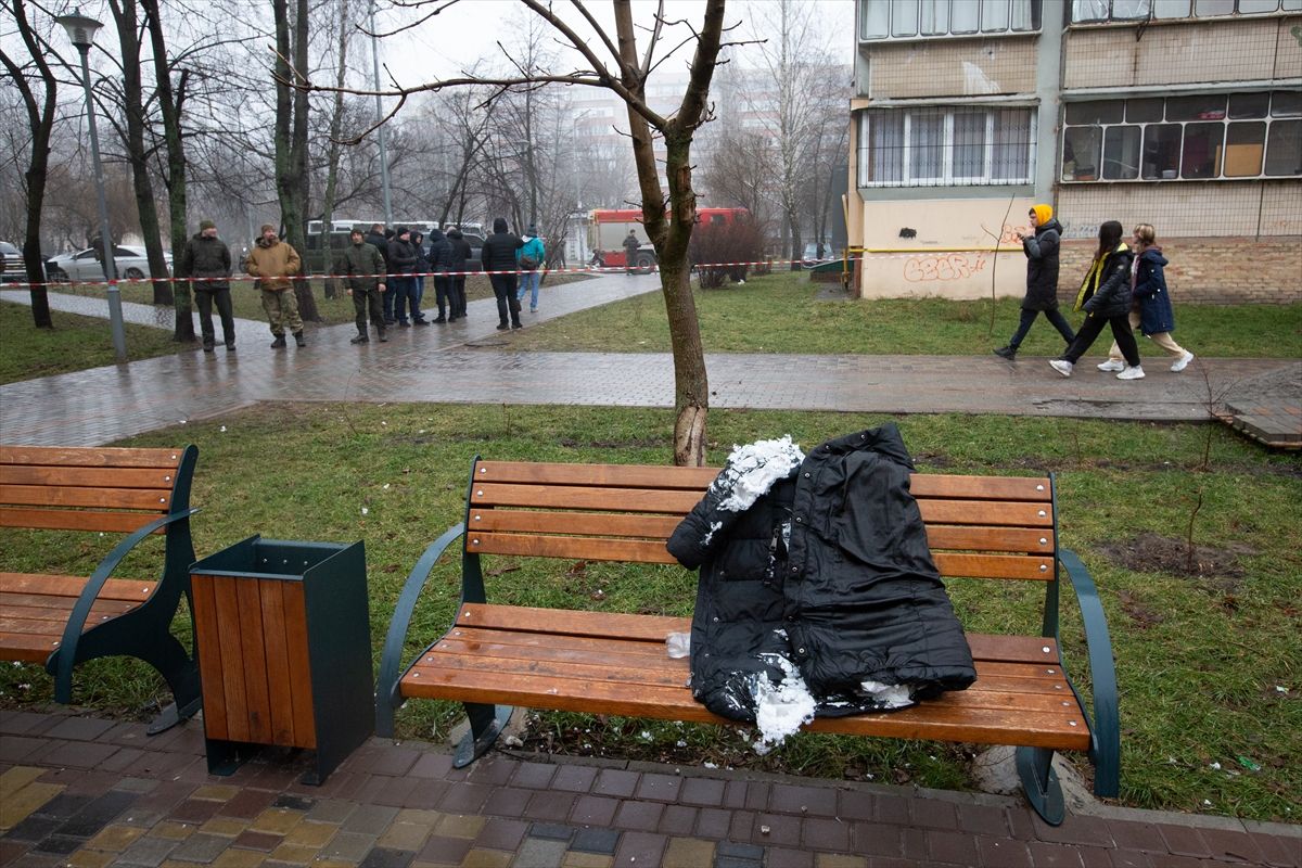 Ukrayna’da anaokulunun yanına helikopter düştü: Ukrayna İçişleri Bakanı öldü 1