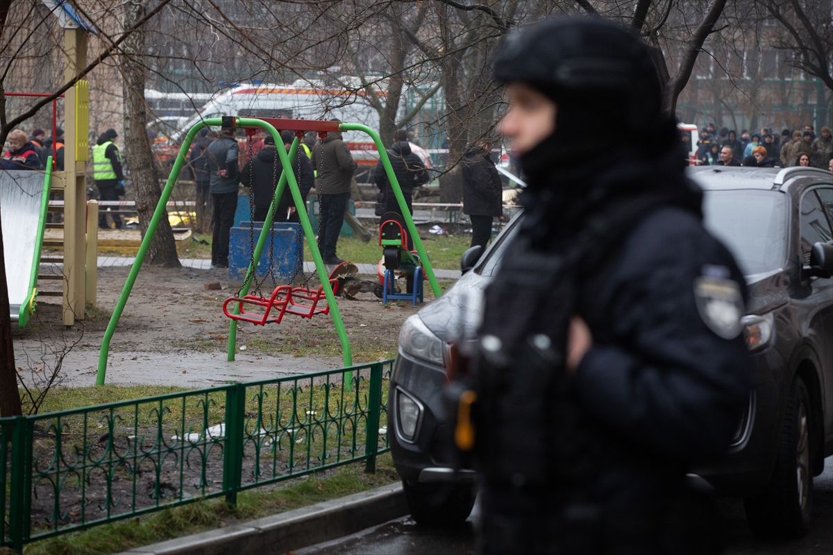 Ukrayna’da anaokulunun yanına helikopter düştü: Ukrayna İçişleri Bakanı öldü 6