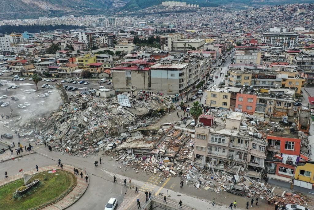 Deprem sonrasında Hatay'da yıkılan binalar drone ile görütülendi! 1