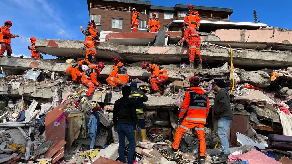 Depremlerin ardından Gaziantep'te yürek burkan kareler! 16