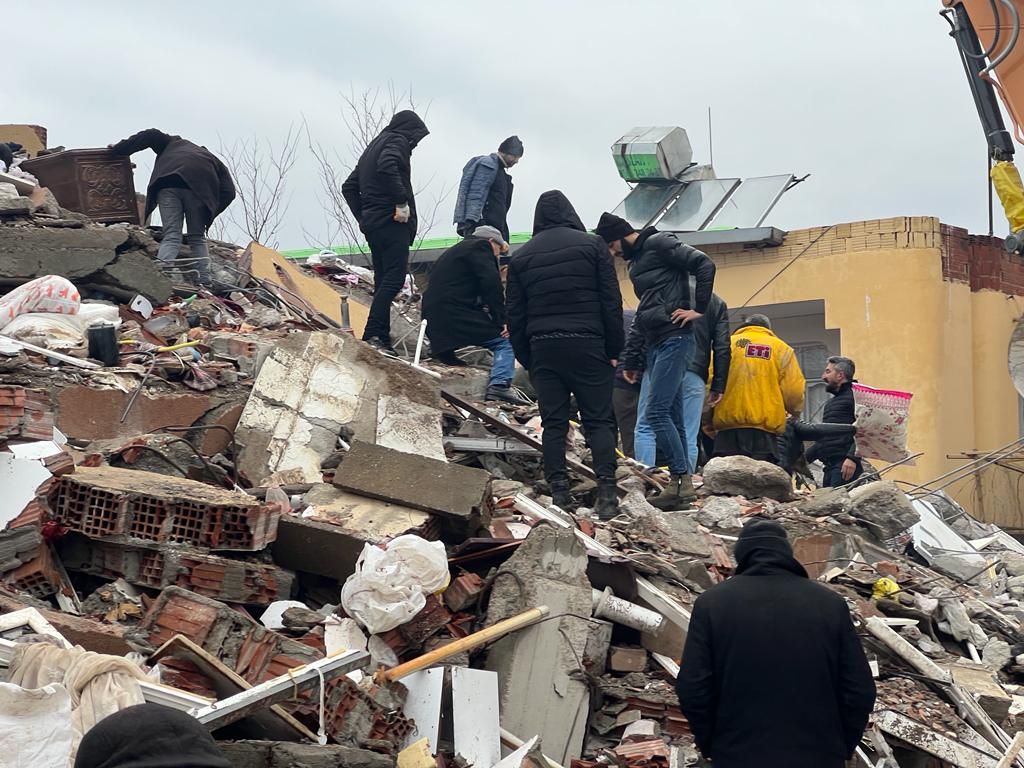 Depremlerin ardından Gaziantep'te yürek burkan kareler! 8