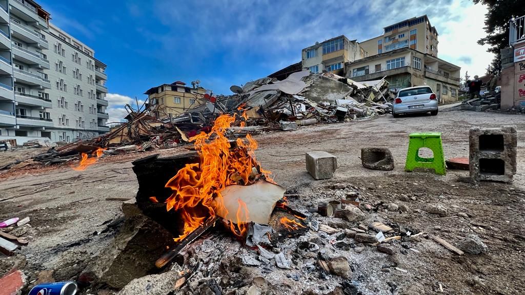 Depremlerin ardından Gaziantep'te yürek burkan kareler! 20