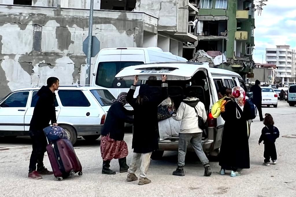 Depremlerin ardından Gaziantep'te yürek burkan kareler! 24