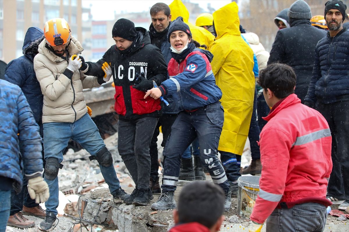 Arama Kurtarma çalışmalarının kadın kahramanlarından bazı kareler! 13