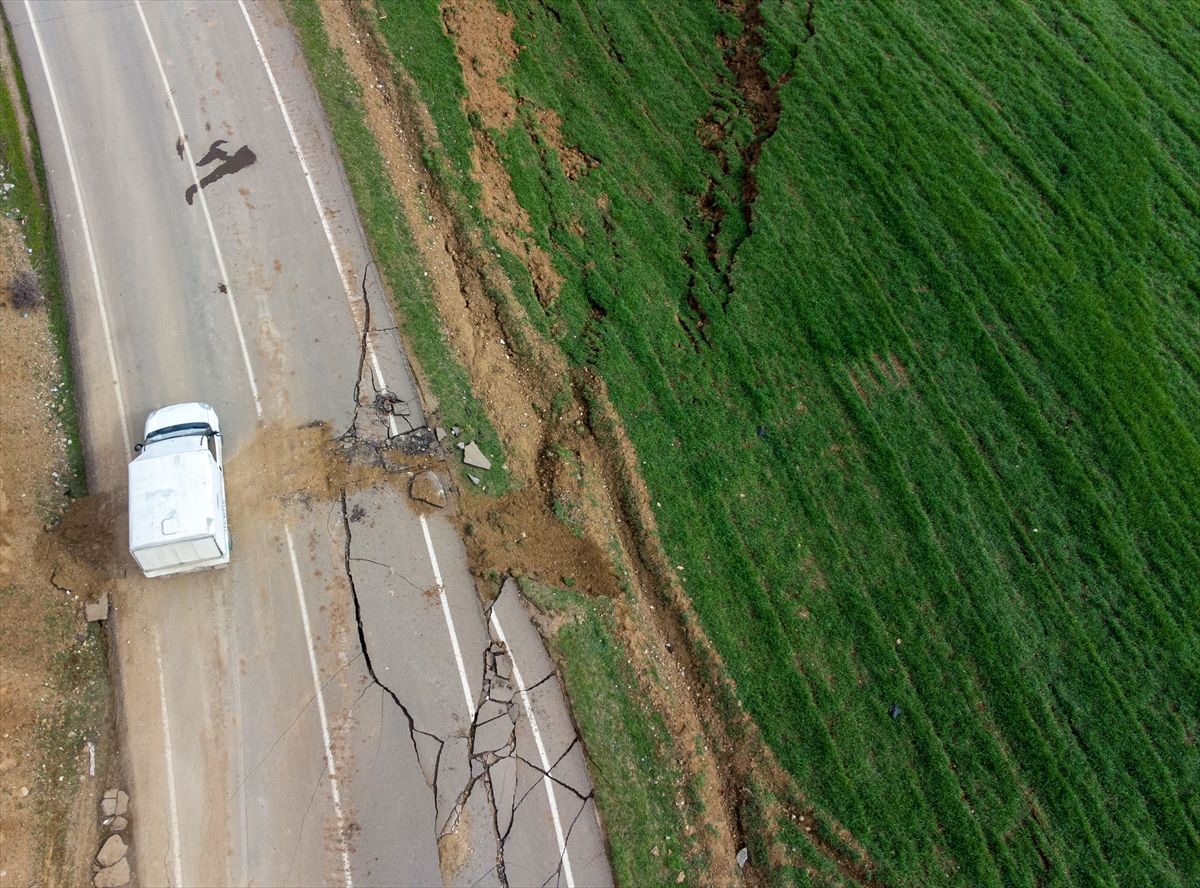 Kahramanmaraş merkezli depremler sonrası oluşan yarıklar drone ile görüntülendi 4