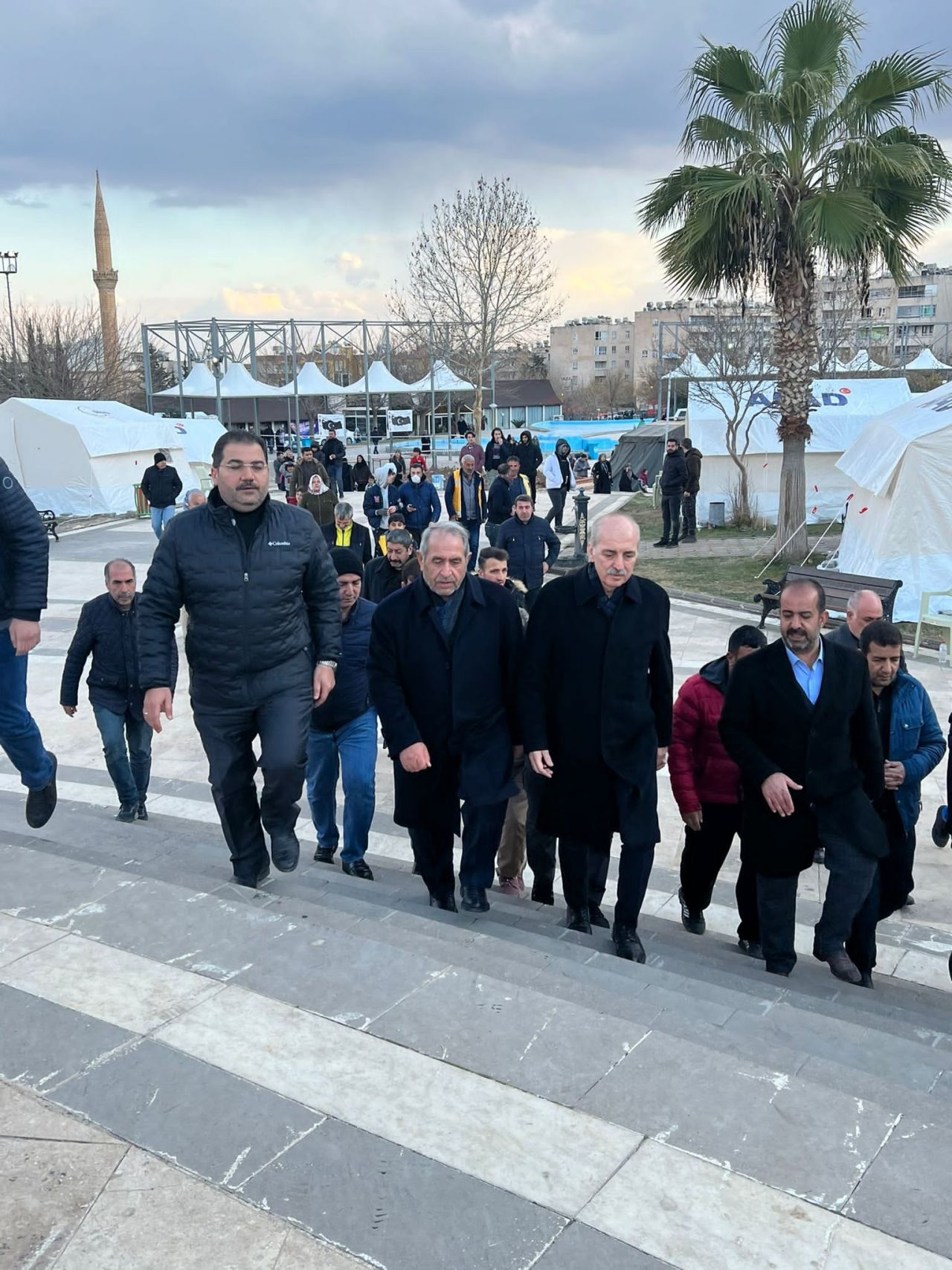 Kurtulmuş Şanlıurfa'da çadır kentleri ziyaret etti 8