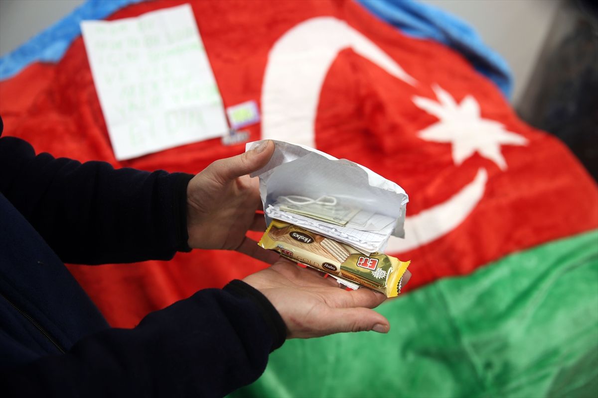 Azerbaycan'dan gelen yardımlardan çıkan notlar duygulandırdı 1