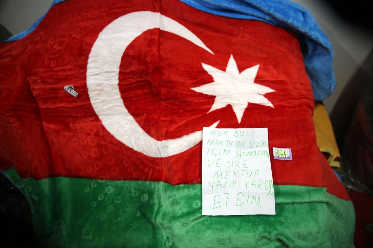 Azerbaycan'dan gelen yardımlardan çıkan notlar duygulandırdı 2