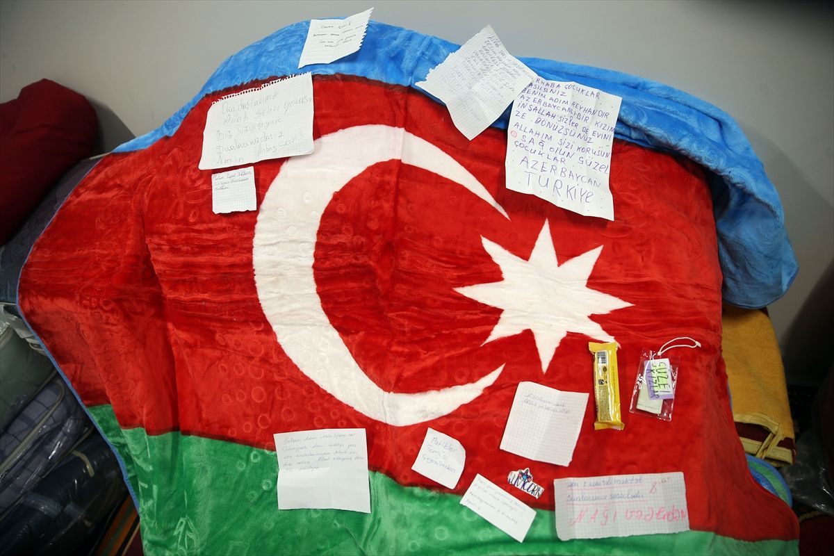 Azerbaycan'dan gelen yardımlardan çıkan notlar duygulandırdı 4