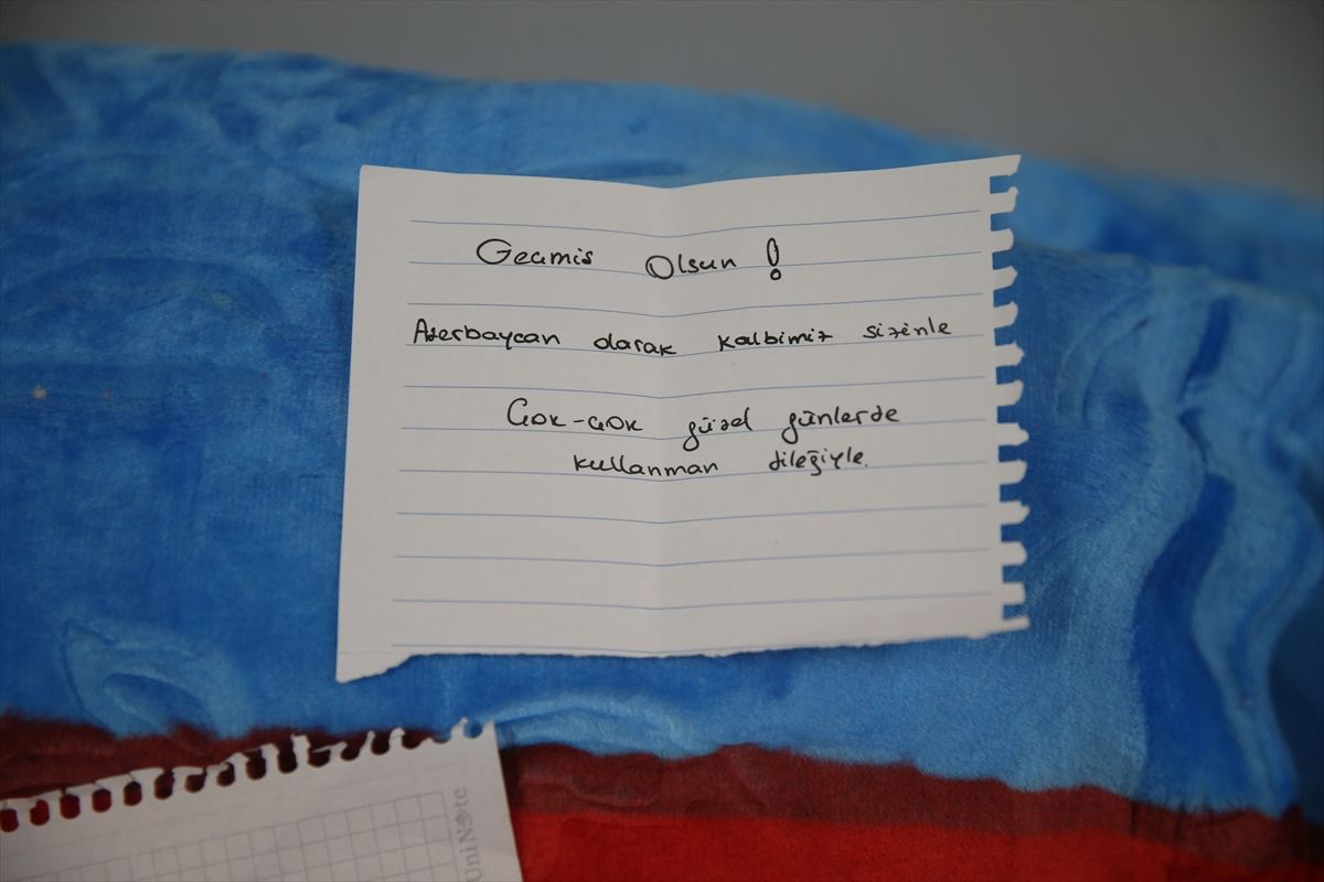 Azerbaycan'dan gelen yardımlardan çıkan notlar duygulandırdı 7