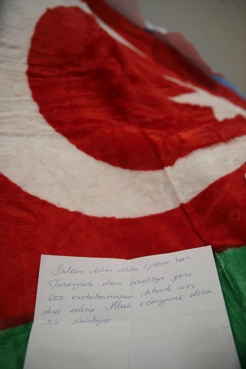 Azerbaycan'dan gelen yardımlardan çıkan notlar duygulandırdı 9