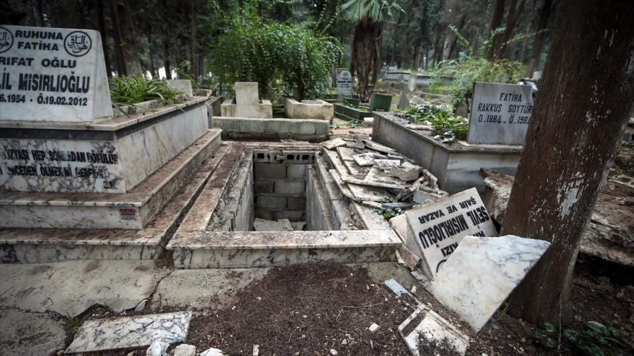 Hatay'da mezarlar yer değiştirdi! 1