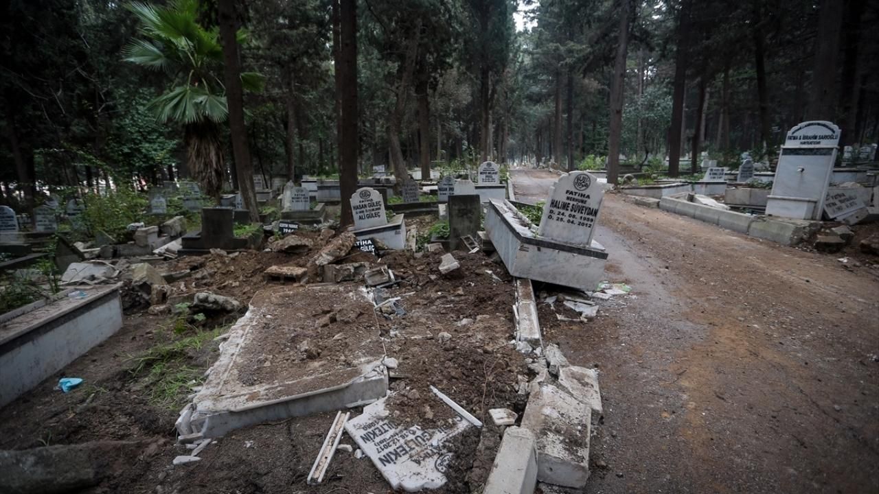Hatay'da mezarlar yer değiştirdi! 5