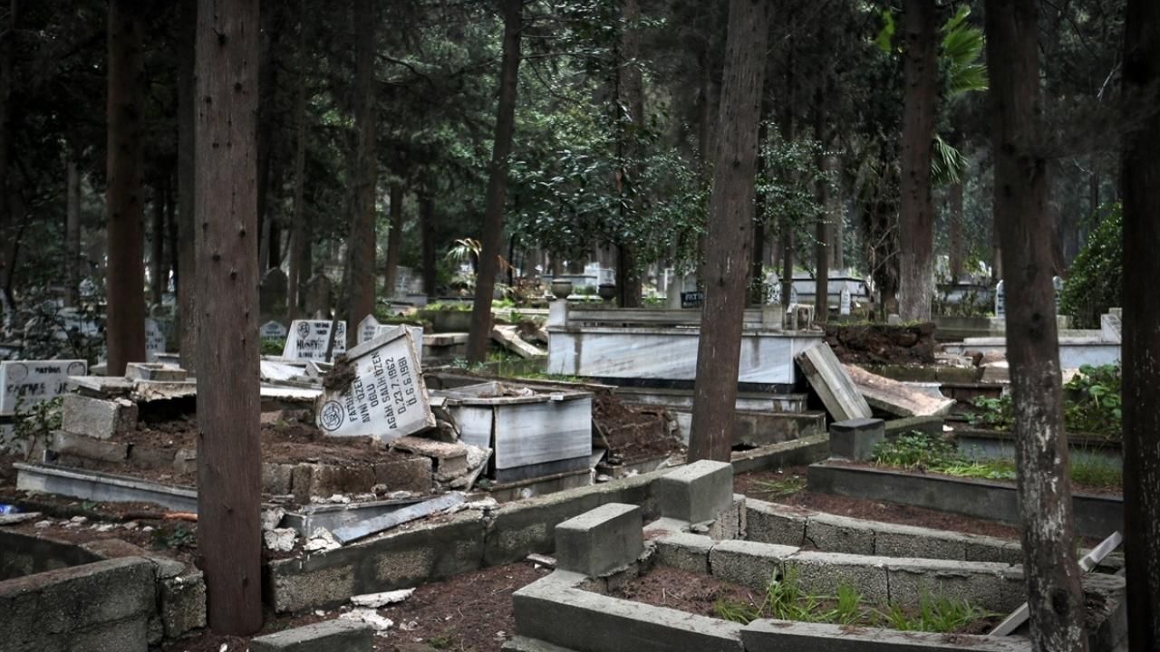 Hatay'da mezarlar yer değiştirdi! 7
