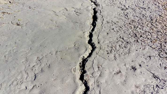 Elazığ'da fay hattındaki zemin sıvılaşması dron ile görüntülendi 7