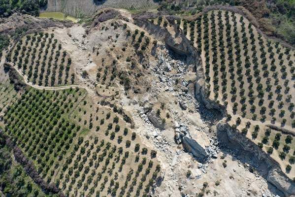 Hatay'da depremde oluşan yarık dron ile görüntülendi 7