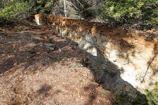 Göksun'da deprem nedeniyle derin yarıklar oluştu! Oluşan yarıklar dron ile görüntülendi! 6
