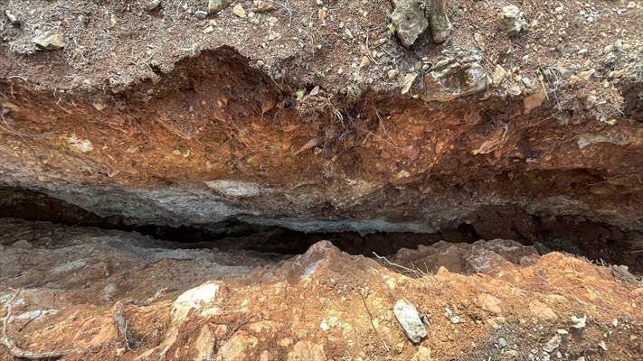 Göksun'da deprem nedeniyle derin yarıklar oluştu! Oluşan yarıklar dron ile görüntülendi! 8