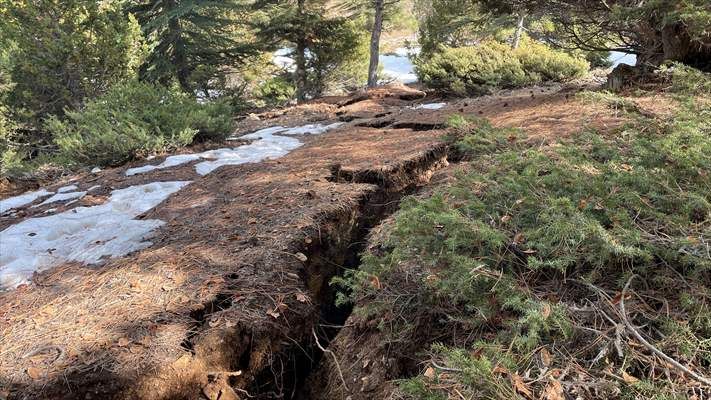 Göksun'da deprem nedeniyle derin yarıklar oluştu! Oluşan yarıklar dron ile görüntülendi! 9