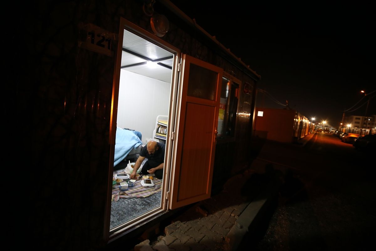Deprem bölgesinde çadır ve konteyner kentlerde ilk sahur yapıldı 13