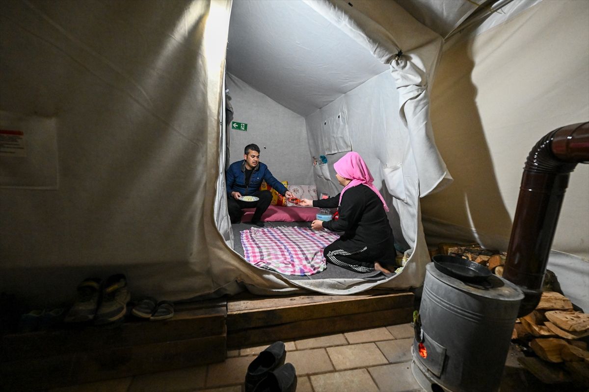 Deprem bölgesinde çadır ve konteyner kentlerde ilk sahur yapıldı 4