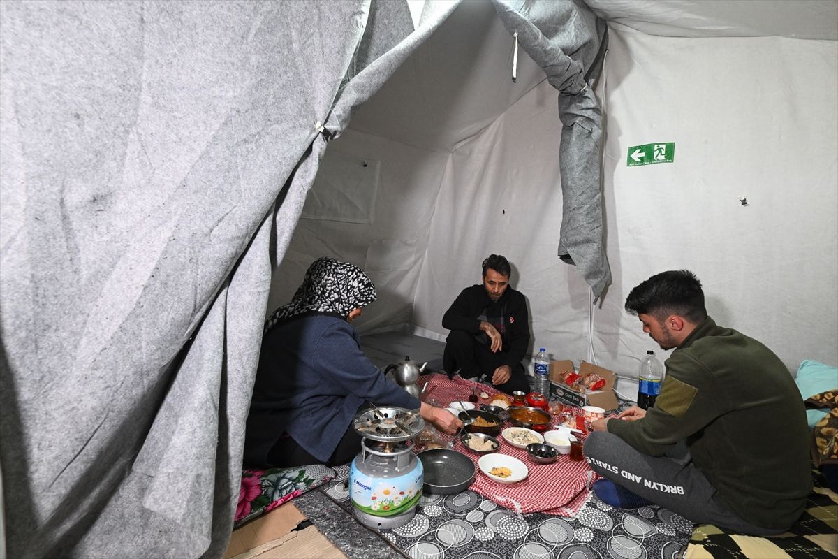 Deprem bölgesinde çadır ve konteyner kentlerde ilk sahur yapıldı 2