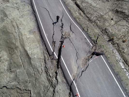 Bingöl'de çöken yollar havadan görüntülendi 1